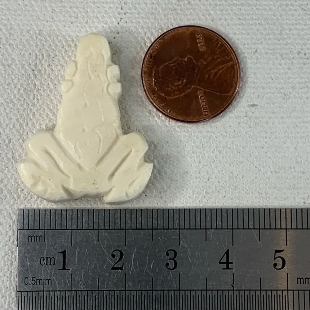 Vintage Natural Bone Bead Frog Hand Carved Fetish Animal Toad Drilled 1.3